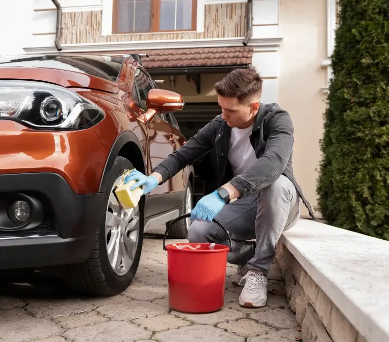 Lavage auto à domicile Soueix-Rogalle : professionnel intervenant sur un véhicule
